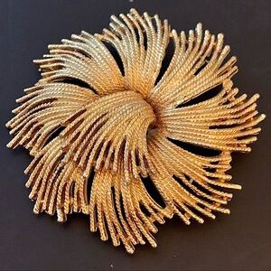 𝅺CELEBRITY NY Vintage Gold Tone Pin Brooch